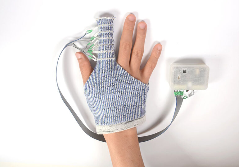 Un gant tricoté masse la main pour traiter l'œdème