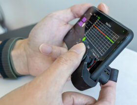 Le clip de doigt pour smartphone à faible coût mesure la pression artérielle