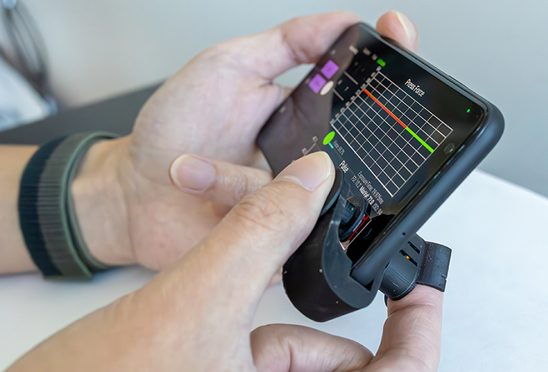 Le clip de doigt pour smartphone à faible coût mesure la pression artérielle