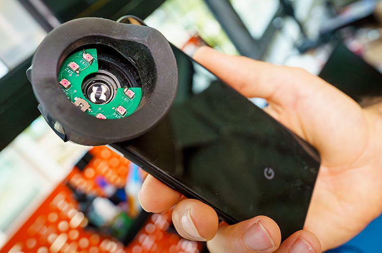 Fixation téléphonique pour les mesures des élèves avec n'importe quel teint