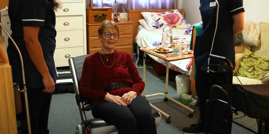 Les chaises qui peuvent élever les personnes qui tombent dans leur propre maison réduisent les appels d'ambulance, améliorent la dignité et économisent des ressources