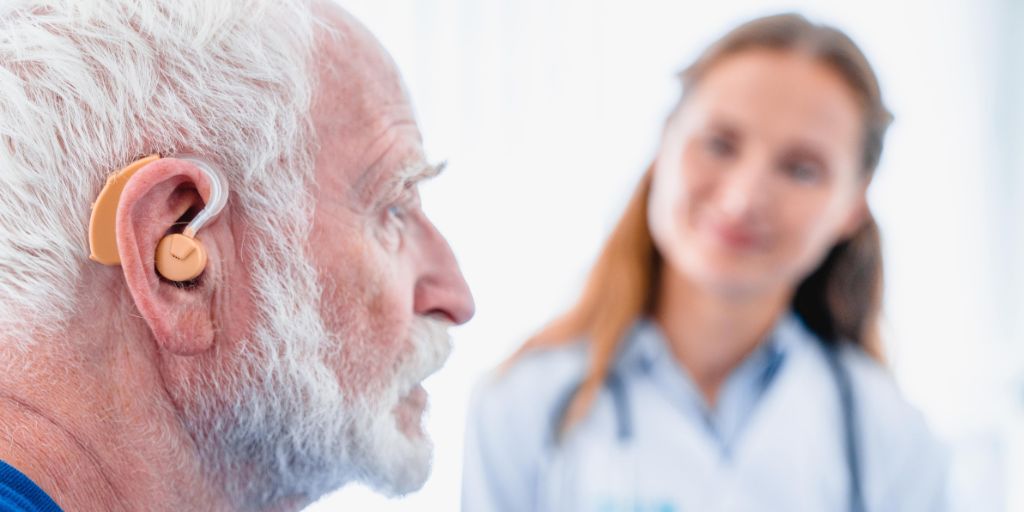 Aides auditives: comment les CI personnalisés modernisent les appareils