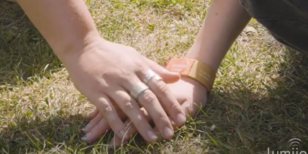 Le Conseil de Sefton et le Sefton Carers Center lancent les bracelets Life saving 999 ReUnite