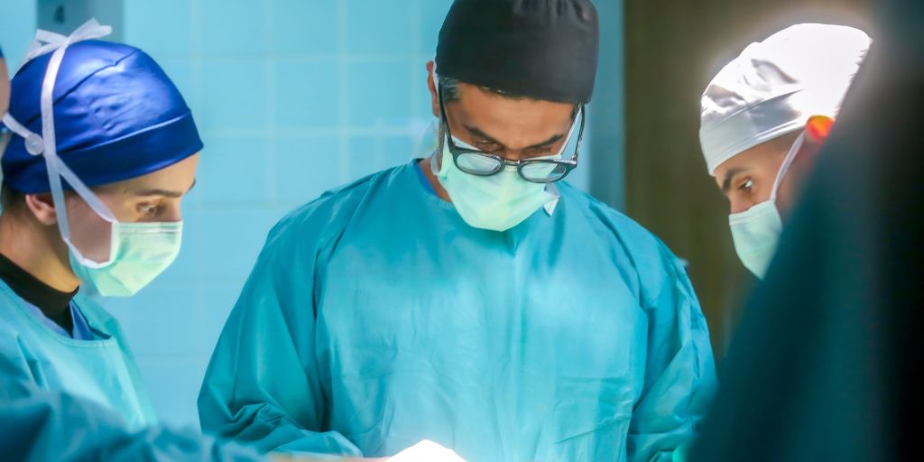 Le KFSHRC réalise la première résection robotique d'une tumeur intracrânienne au monde… une nouvelle ère en neurochirurgie