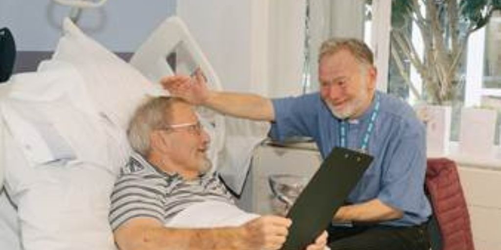 Un antiquaire à la retraite réalise l'ambition de sa vie en se faisant baptiser à l'hôpital