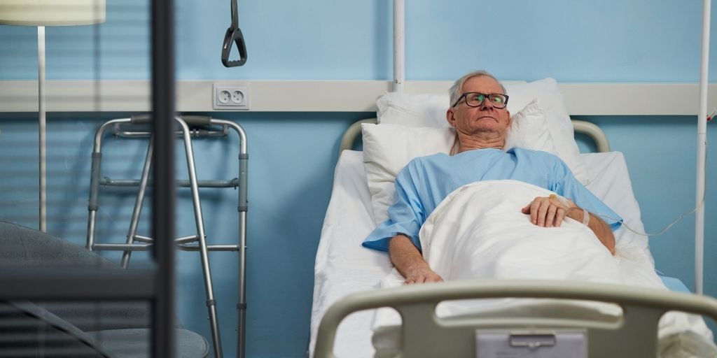 Une nouvelle approche est nécessaire de toute urgence pour résoudre la crise de sortie des patients du NHS, déclare un expert en soutien aux médicaments