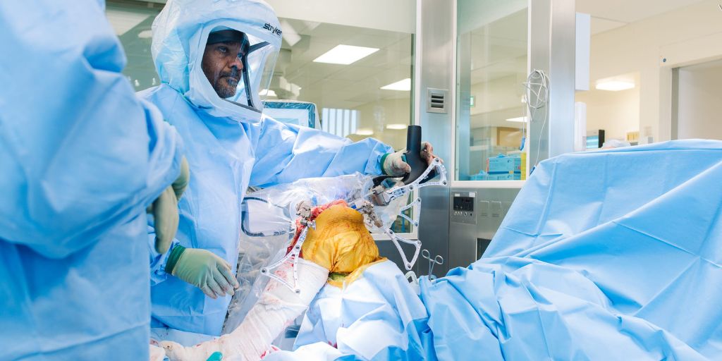 Les chirurgiens du RJAH donnent un coup de pouce robotique aux arthroplasties du genou