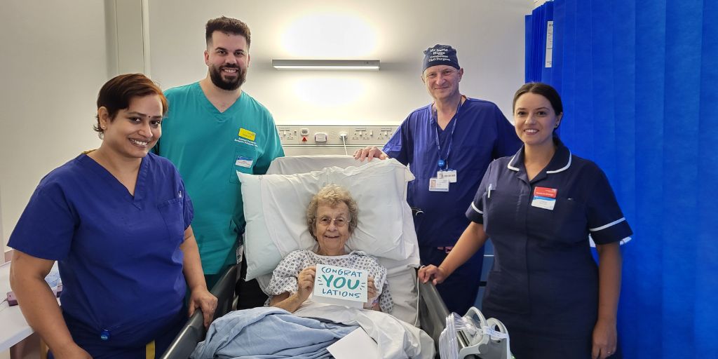 Le centre orthopédique du Hampshire célèbre son 1 000e patient alors que le centre chirurgical aide à réduire les listes d'attente