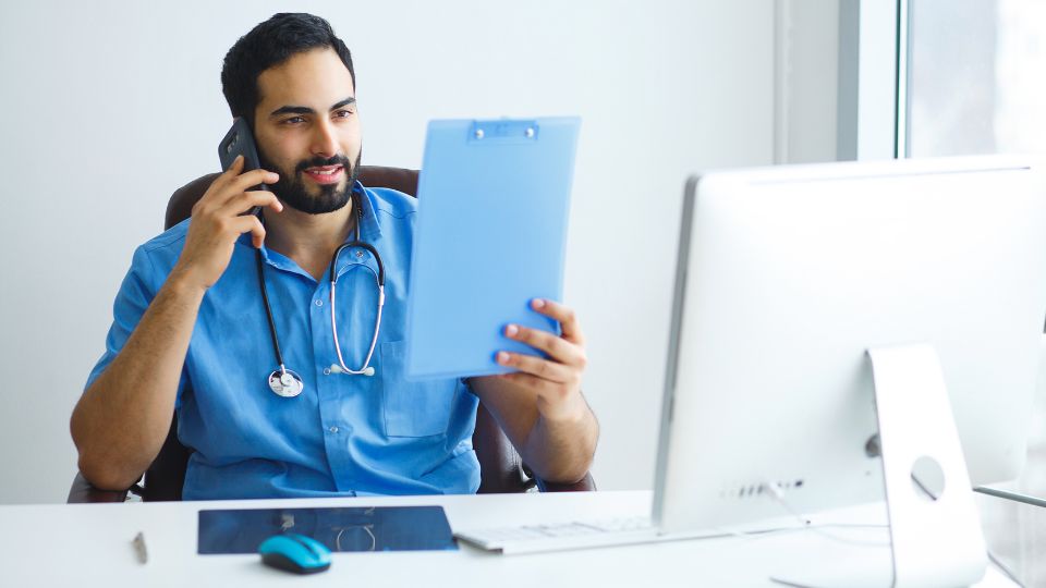 Le téléphone est l’un des canaux cliniques les plus importants de la médecine générale. Est-ce qu'on s'entraîne pour ça ?